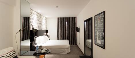 خزنة داخل الغرفة ومكتب وتجهيزات عازلة للصوت وواي فاي مجانًا