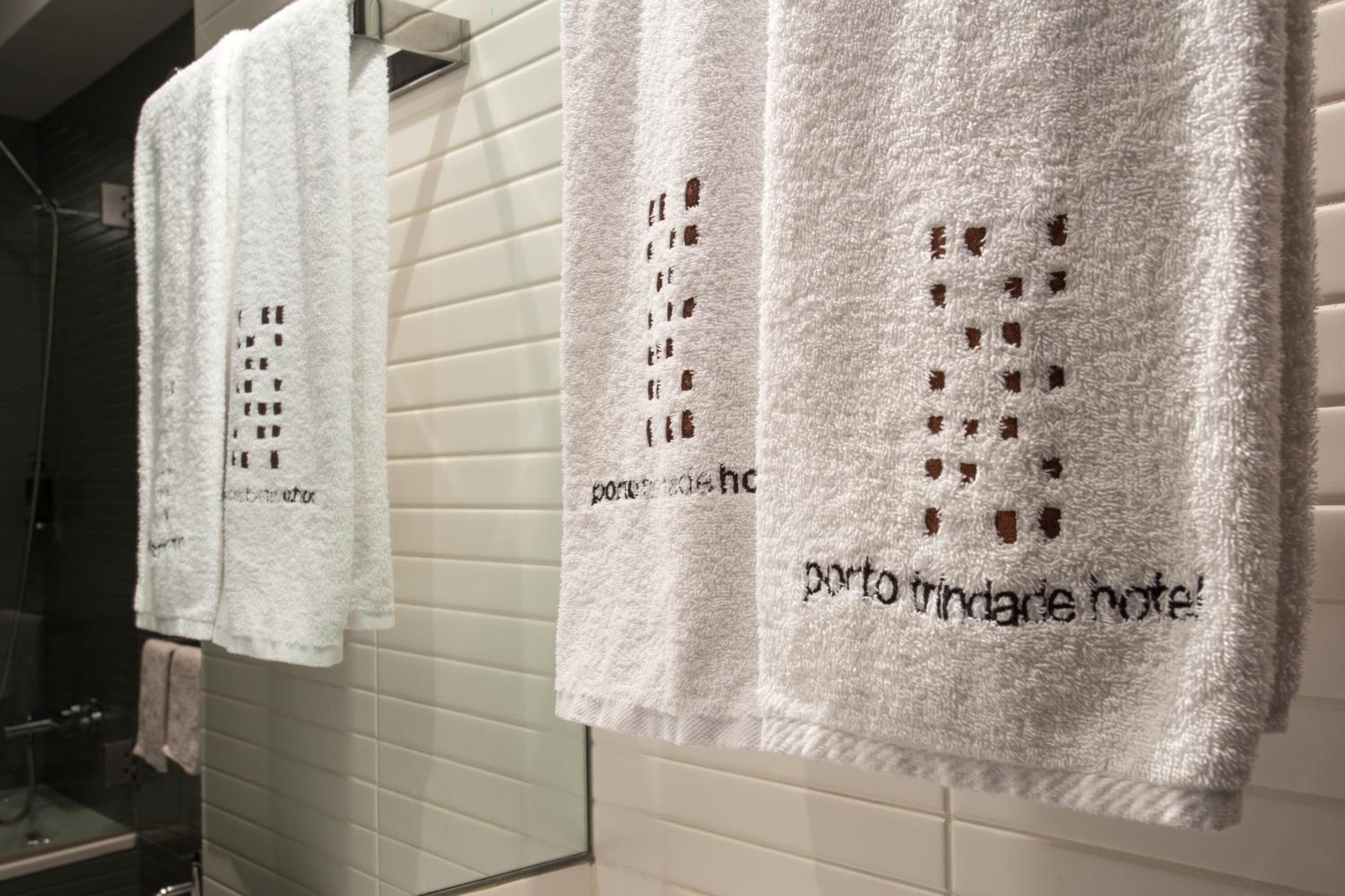 standard twin room | bathroom | combined shower/bathtub, free toiletries, hair dryer, towels