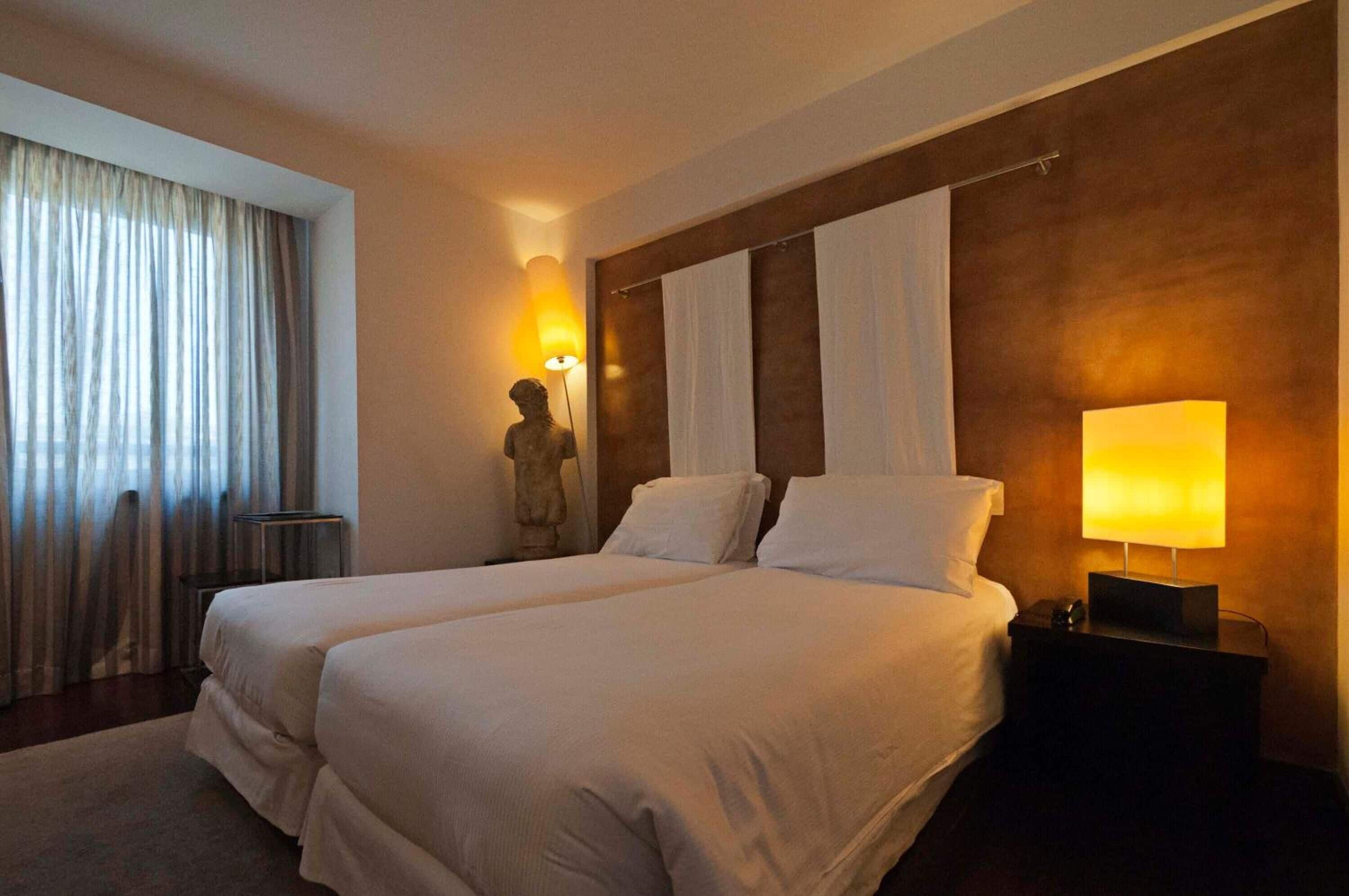 standard twin room | in-room safe, desk, soundproofing, free wifi