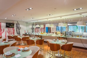 Frukostbuffé varje dag (EUR 12 per person)