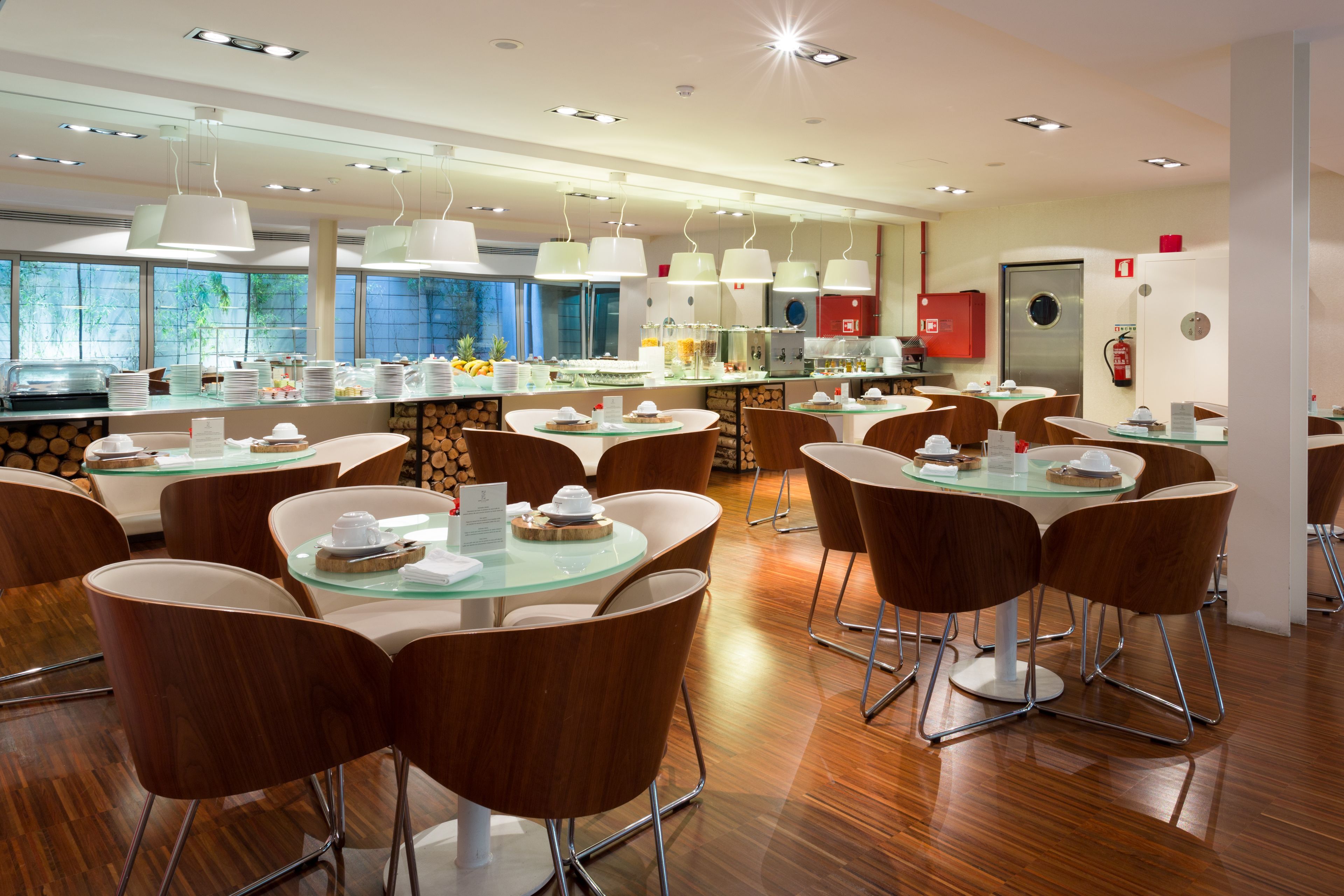 Tägliches Frühstücksbuffet (12 EUR pro Person)