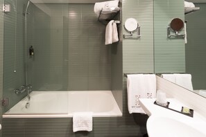 Combined shower/bathtub, free toiletries, hair dryer, towels - Porto Trindade Hotel (Porto)