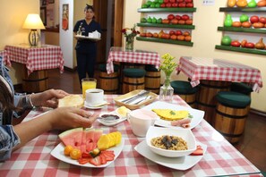 Desayuno completo gratuito y diario