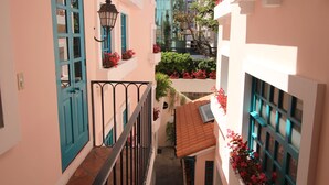A narrow alleyway with a staircase, a blue door, and a lantern. - Vieja Cuba Hotel (Quito)