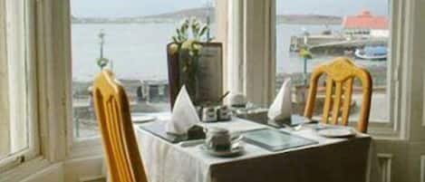 Petit déjeuner et dßner servis sur place, vue sur la mer