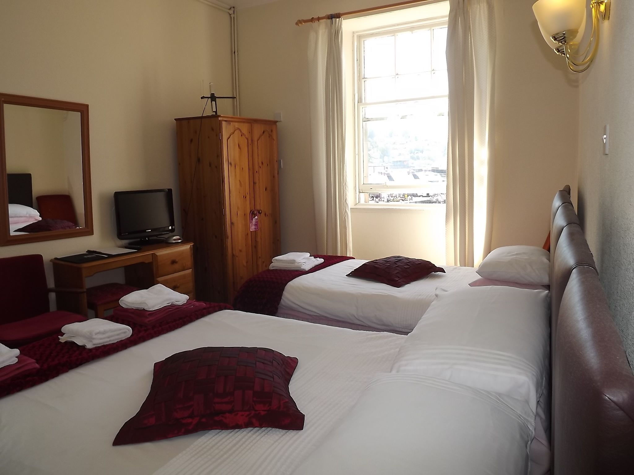 Minibar, desk, iron/ironing board, WiFi