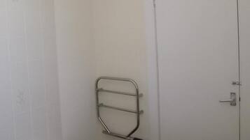Une salle de bain avec une baignoire, un lavabo et une porte.