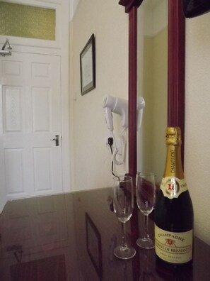 Minibar, desk, iron/ironing board, WiFi - The Palace Hotel (Oban)