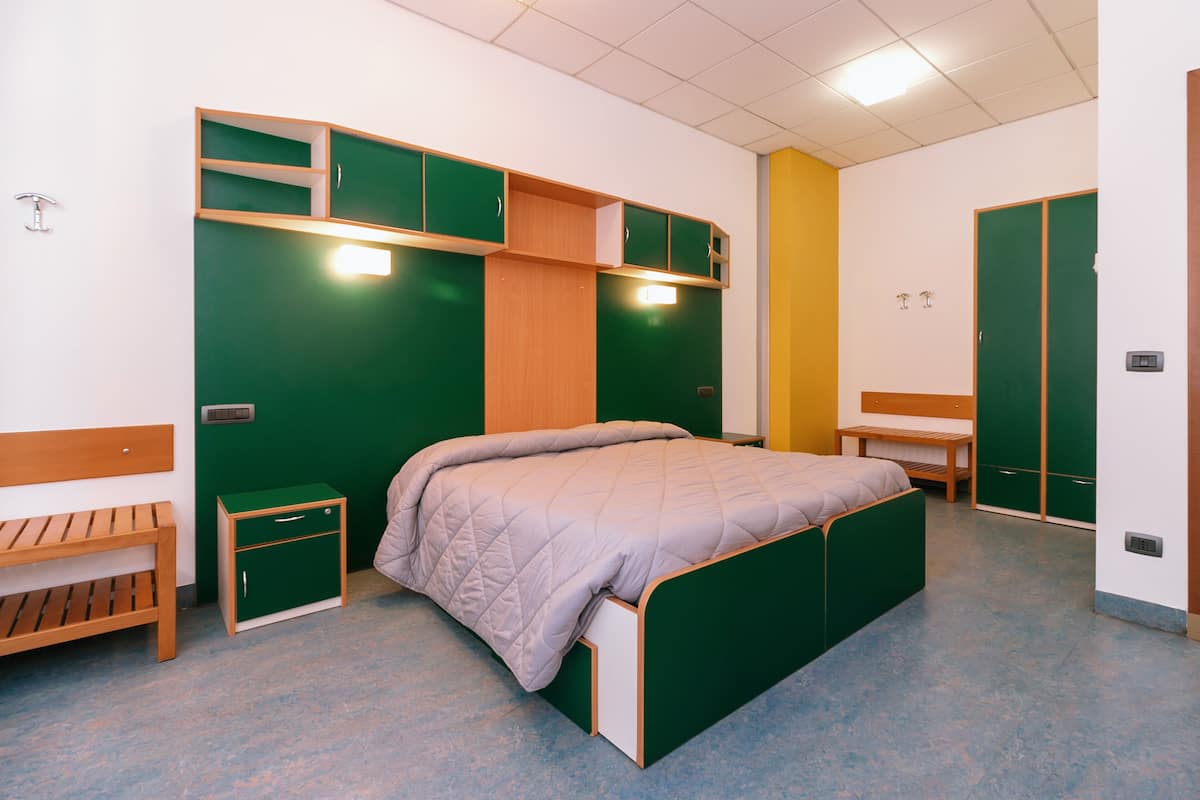 Bureau, draps fournis, accès pour personnes à mobilité réduite