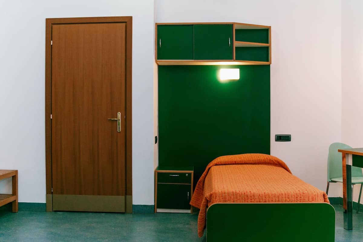 Bureau, draps fournis, accès pour personnes à mobilité réduite