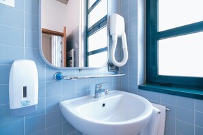 Shower, hair dryer, bidet - Open011 - Hostel (Turin)