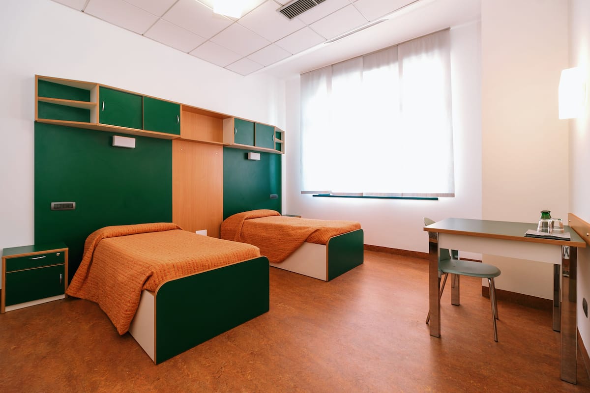 Bureau, draps fournis, accès pour personnes à mobilité réduite