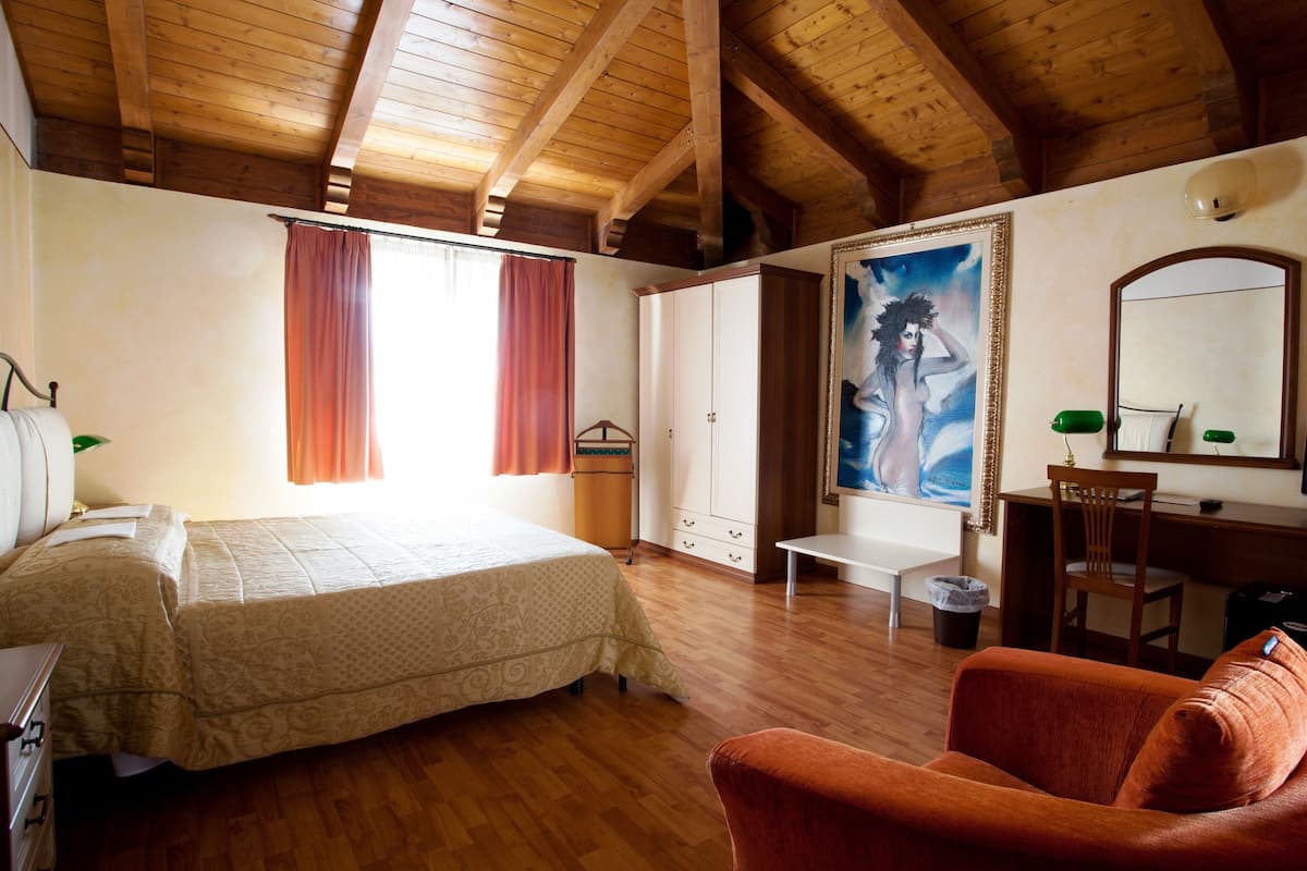 superior double room, 1 double bed | 1 bedroom, hypo-allergenic bedding, minibar, in-room safe