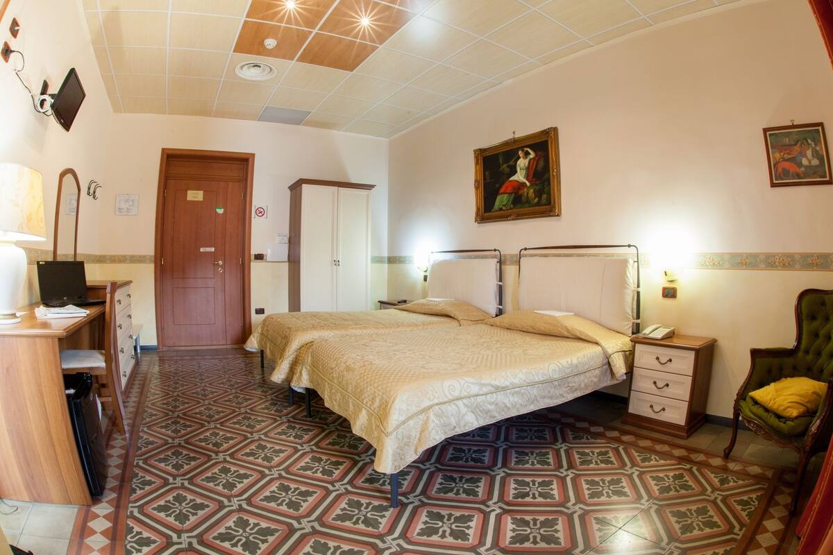 Superior Double Room, Berbilang Katil | 1 bilik tidur, peralatan tempat tidur hipoalergenik, bar mini