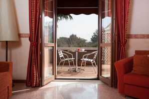 Superior Triple Room | 1 bilik tidur, peralatan tempat tidur hipoalergenik, bar mini
