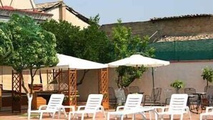 Seasonal outdoor pool, pool umbrellas, pool loungers - Fattoria Stocchi (Rende)