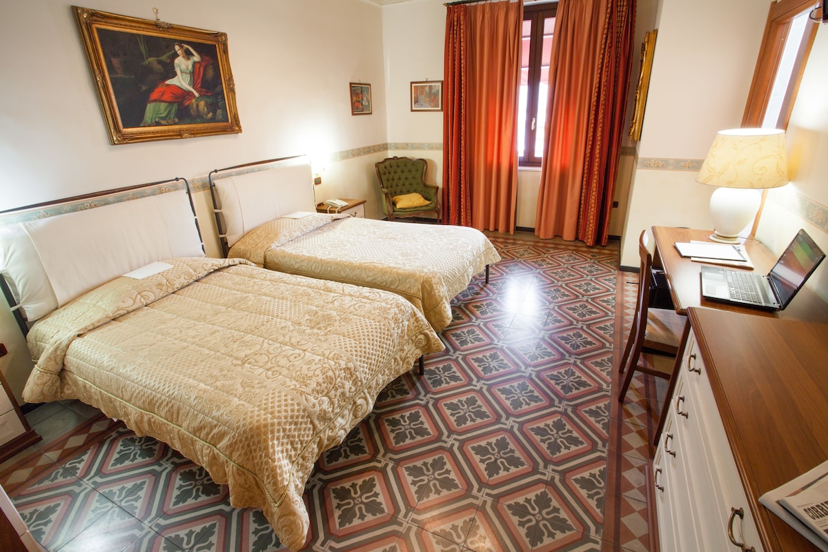 1 bedroom, hypo-allergenic bedding, minibar, in-room safe