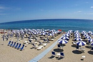 Private beach nearby, sun-loungers, beach umbrellas, beach volleyball - Hotel Club Cala Longa (Montauro)