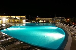 Piscine extérieure, chaises longues