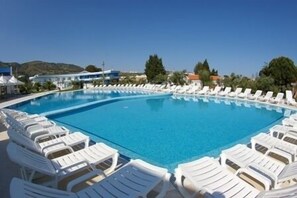 Outdoor pool, pool loungers - Hotel Club Cala Longa (Montauro)