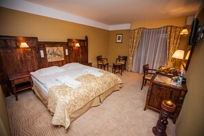 华丽双人房 | 客房内保险箱、办公桌、笔记本电脑工作区、隔音