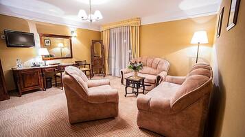 Apartment | In-room safe, desk, laptop workspace, soundproofing