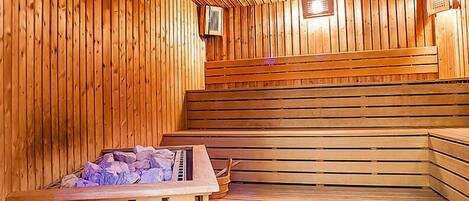 Sisäuima-allas avoinna 9.00–22.00, aurinkotuoleja