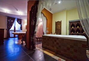 Couples treatment rooms, sauna, hot tub, steam room, Turkish bath