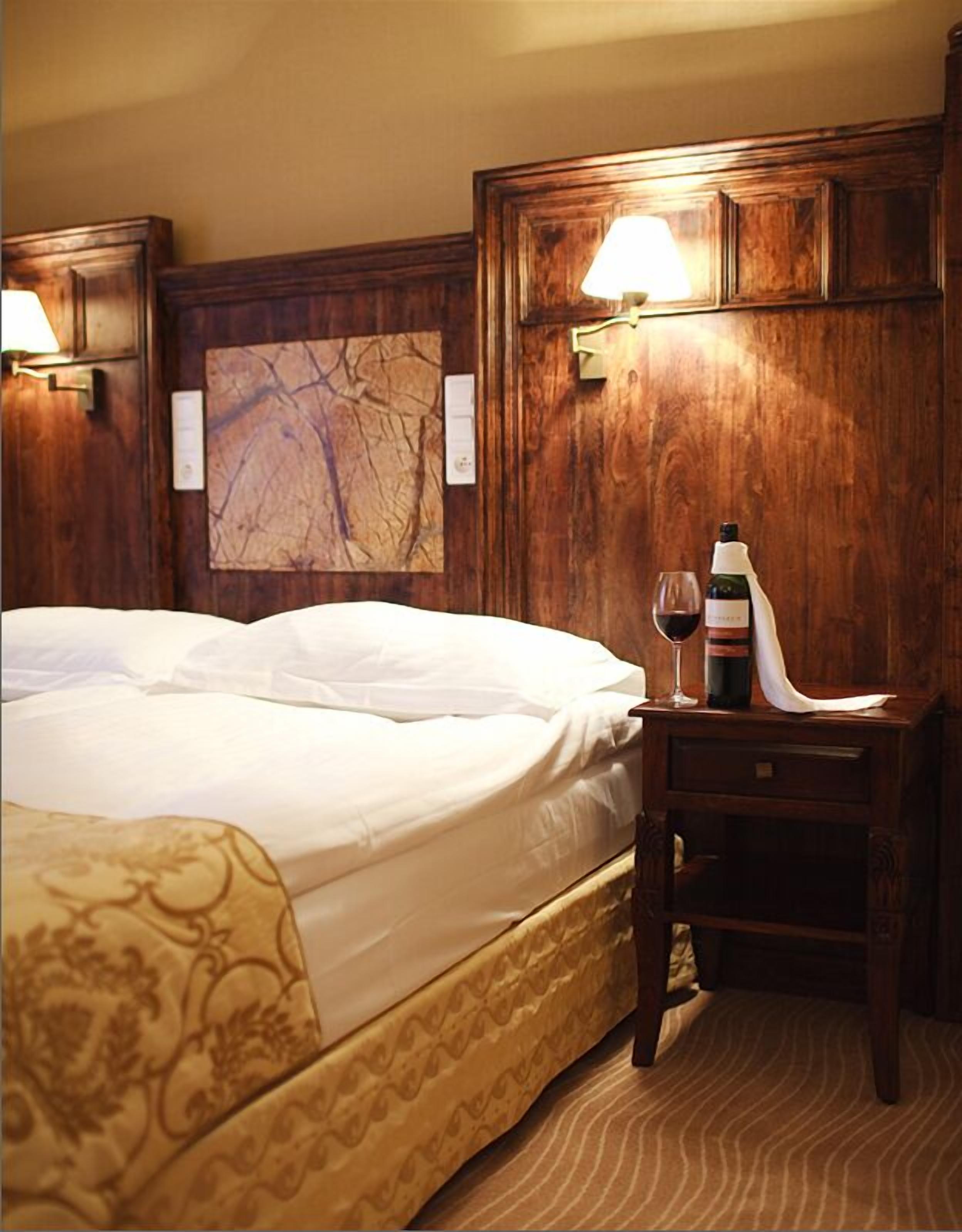 in-room safe, desk, laptop workspace, soundproofing