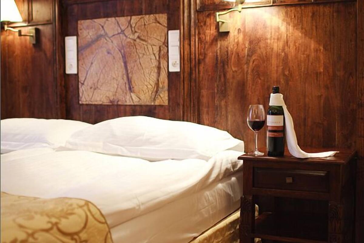 in-room safe, desk, laptop workspace, soundproofing