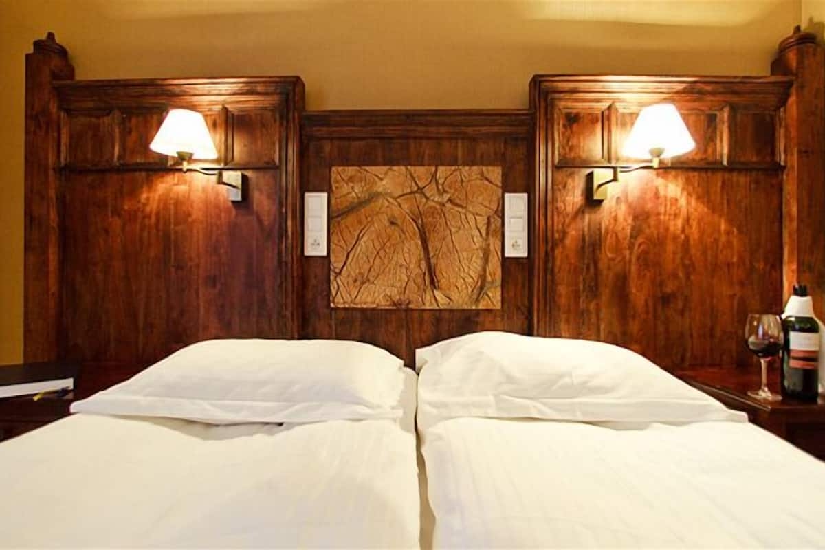 double room | in-room safe, desk, laptop workspace, soundproofing