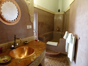 In-room safe, individually decorated, desk, free WiFi - Riad Dar Al Safadi (Fes)