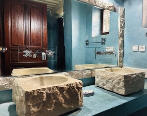 Shower, free toiletries, hair dryer, towels - Riad Zitouna (Fes)