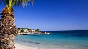 Una spiaggia nelle vicinanze, lettini da mare, ombrelloni