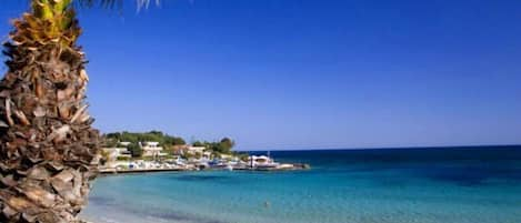 Una spiaggia nelle vicinanze, lettini da mare, ombrelloni