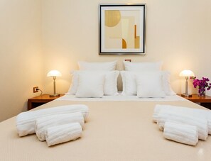 Quarto casal | Roupas de cama premium, edredons de pluma, frigobar, cofres nos quartos