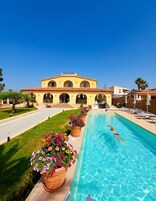 Piscina all'aperto, ombrelloni da piscina, lettini