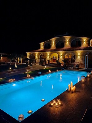 Outdoor pool, pool umbrellas, pool loungers - Villa Sunset Bed & Breakfast (Syracuse)