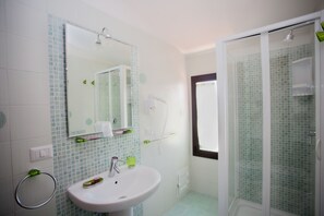 Quadruple Room | Bathroom | Shower, rainfall showerhead, free toiletries, hair dryer - Villa Sunset Bed & Breakfast (Syracuse)
