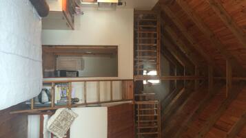 Ferienhütte (Log-Cabin Indlu) | Individuell dekoriert, Schreibtisch, Verdunkelungsvorhänge