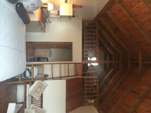 Stuga (Log-Cabin Indlu) | Individuell inredning, skrivbord och mörkläggningsgardiner