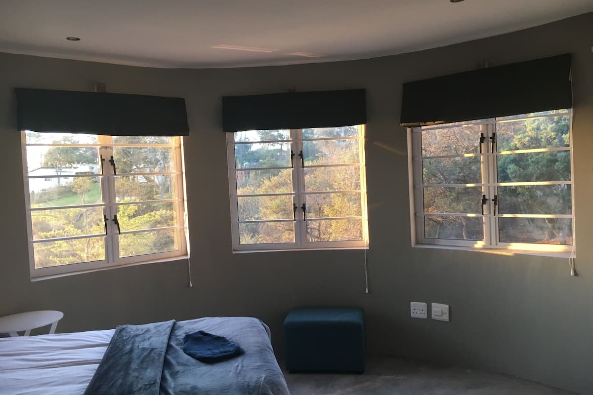 Decoración personalizada, escritorio y cortinas blackout