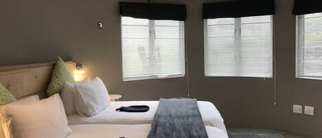 Habitación | Decoración personalizada, escritorio y cortinas blackout