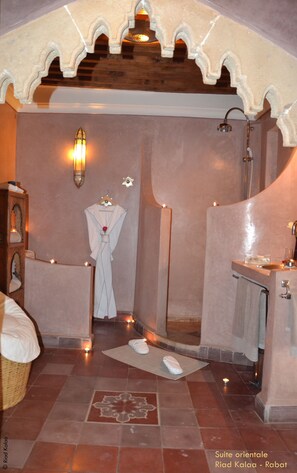 Comfort Suite (Orientale) | Bathroom | Free toiletries, hair dryer, towels - Riad Kalaa (Rabat)
