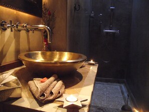 Classic Suite (Etoilee) | Bathroom | Free toiletries, hair dryer, towels