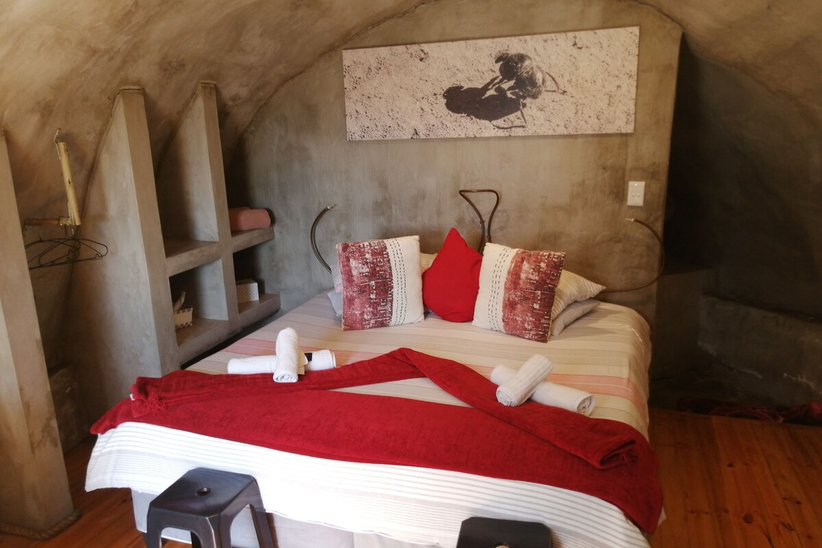 Dung Beetle Suite queen bed (4)