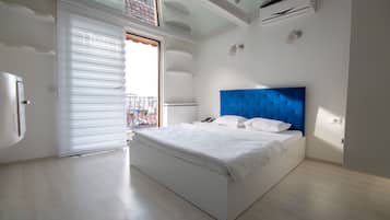 Comfort Duplex, Terrace | Minibar, in-room safe, soundproofing, iron/ironing board