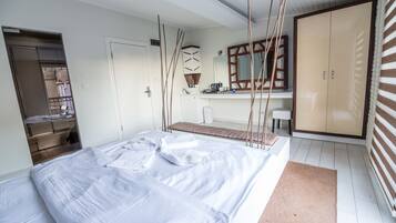 Deluxe Suite | Minibar, in-room safe, soundproofing, iron/ironing board