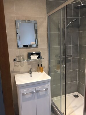 Free toiletries, hair dryer, towels - Purdy Lodge (Belford)