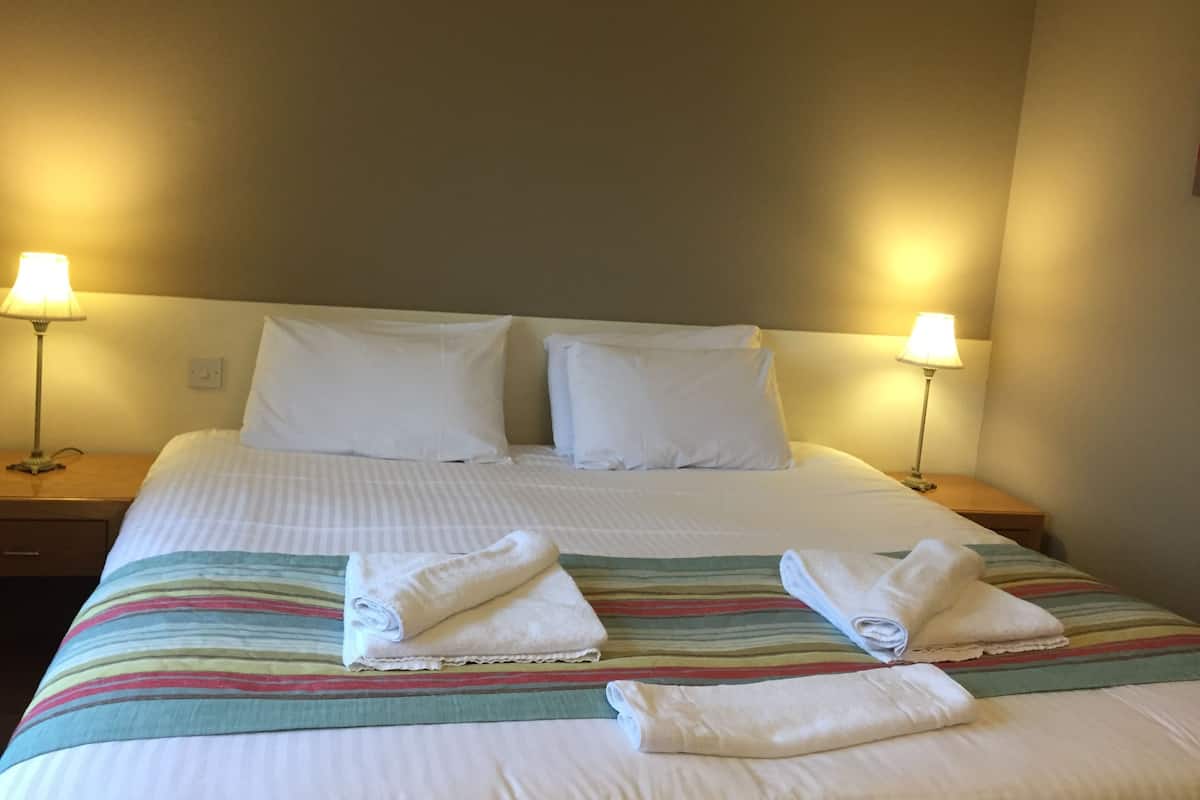 Habitación, 1 cama King size | Escritorio, tabla de planchar con plancha, wifi gratis y ropa de cama